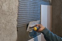 Installing-tile-in-bathroom-89551