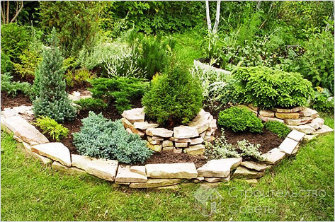 Альпийская горка для дачи выложенная камнем