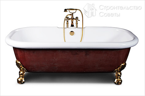 Чугунная ванна с золотыми ножками и сантехникой