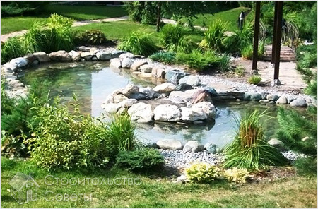 Дачный пруд украшенный камнями