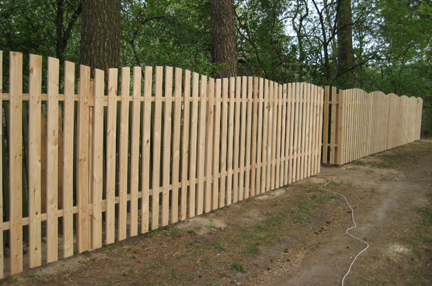 Деревянный забор из штакетника