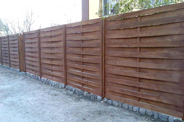 Деревянный забор на фундаменте