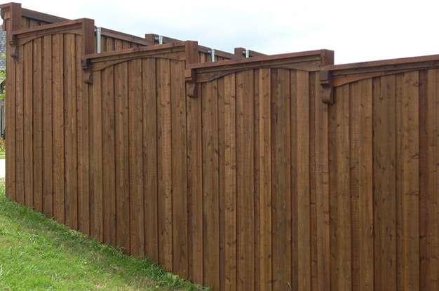 Деревянный забор на горке