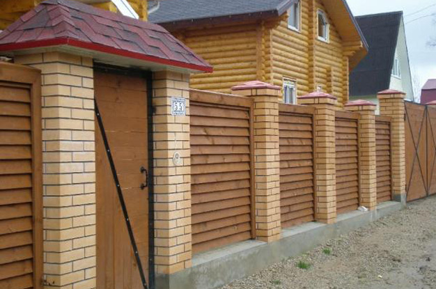 Деревянный забор с наклонными досками