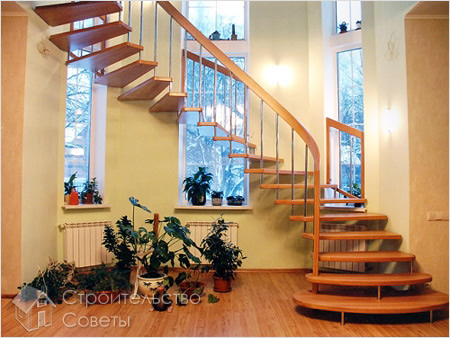 Деревянная лестница на больцах с перилами