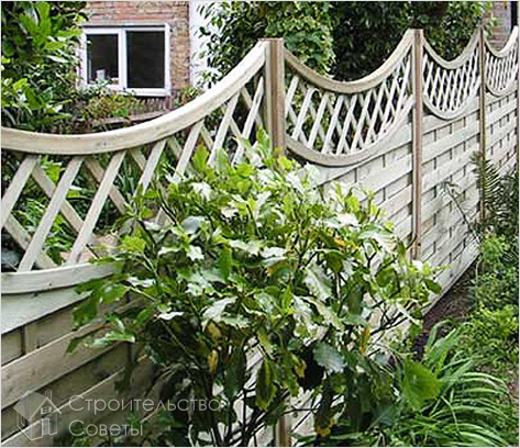 Деревянная ограда дачного участка