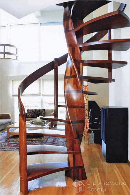 Дорогая винтовая лестница полностью из дерева