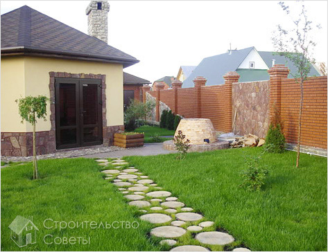 Дорожка мощеная из деревянных торцов