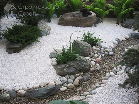 Сухой ручей из мелких камней