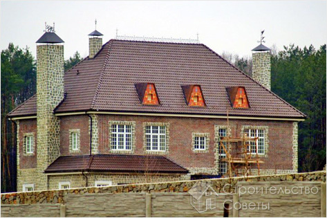 Вальмовая крыша с мансардными окнами