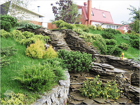 Сухой ручей на склоне