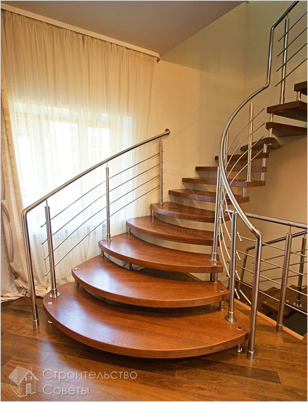 Красивая дизайнерская лестница на больцах