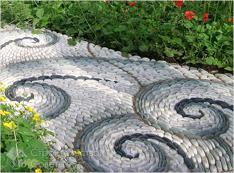 Красивая дорожка из крупной гальки