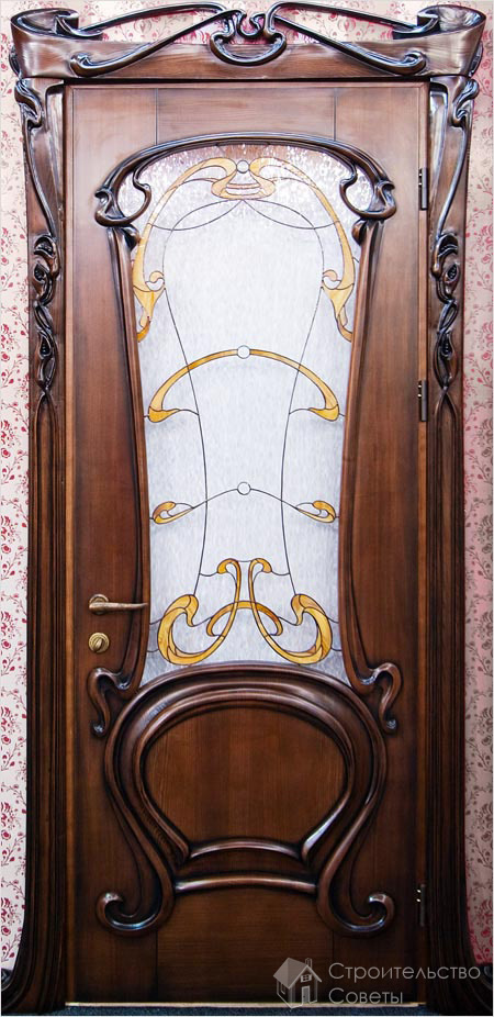 Красивая дверь с витражным стеклом