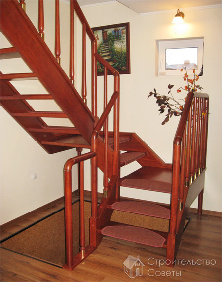 Красивая лестница на тетивах из темно-красного дерева