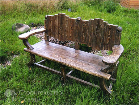 Красивая скамейка из дерева