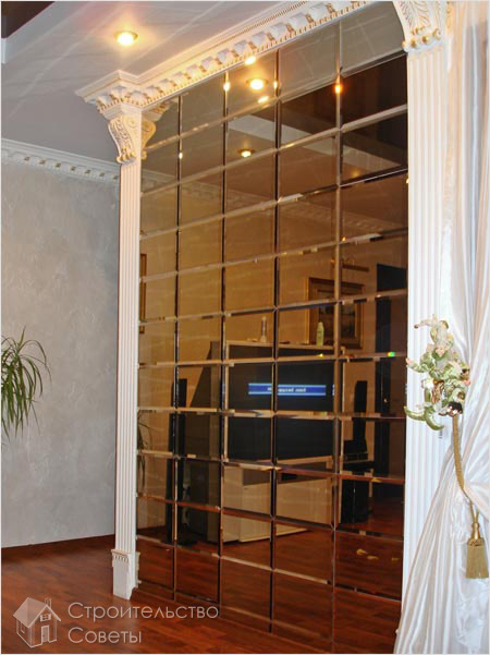 Красивая стенка из зеркальной плитки