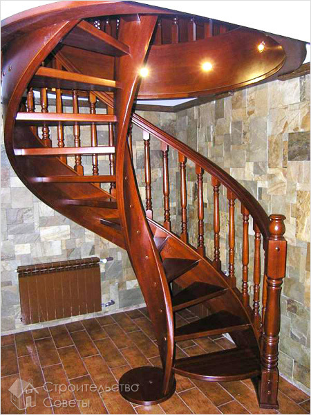 Красивая винтовая лестница из дерева на тетивах