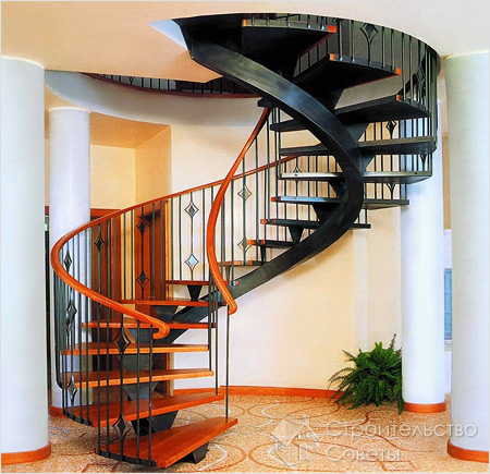 Красивая винтовая лестница на косоуре