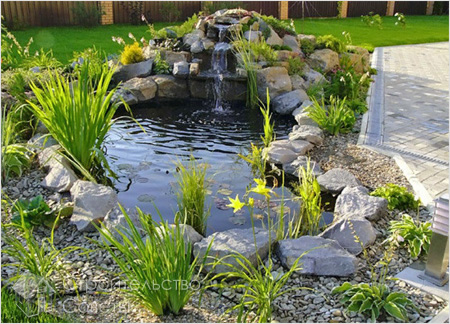 Красивы пруд с водопадом для дачи