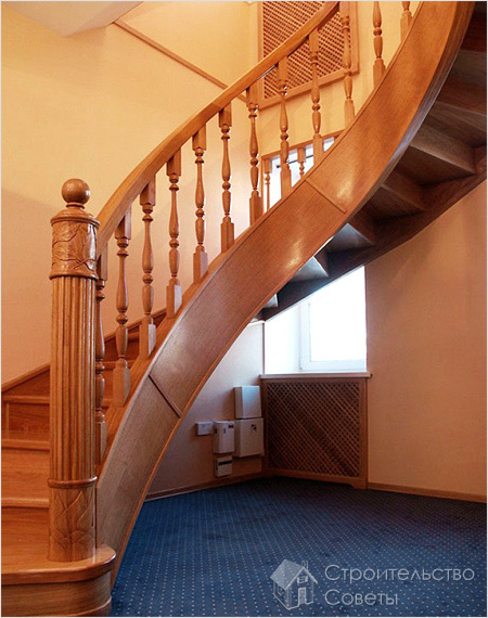 Красивая деревянная лестница на тетивах