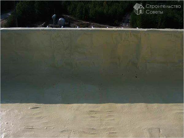 Кровля примыкает к парапету