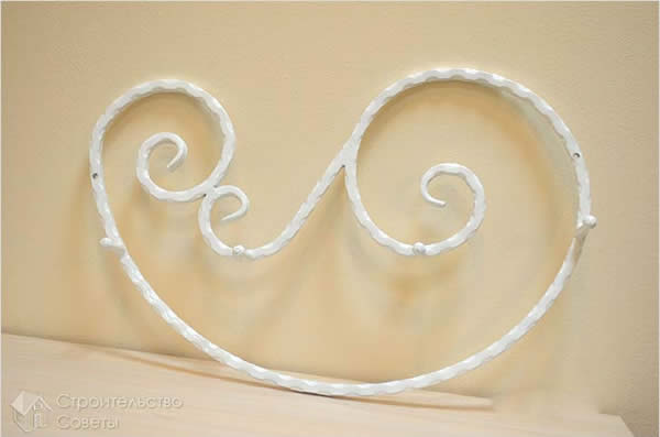 Металлическая вешалка