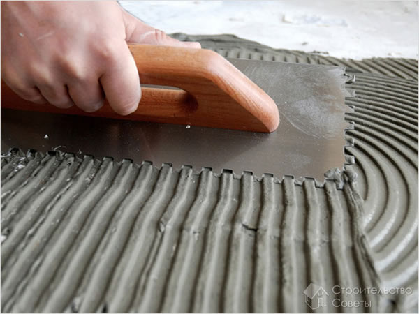 Нанесение клея шпателем