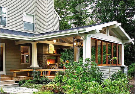 Необычная открытая веранда с камином