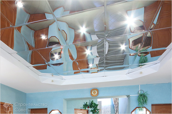 Необычный зеркальный потолок