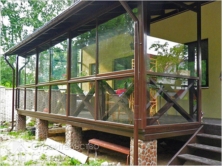 Общие сведения о дачной веранде с остеклением