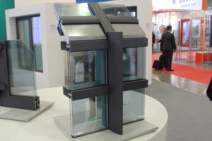 Организация перехода с наклонной части на вертикальную в полуструктурном типе остекления Организация перехода с наклонной части на вертикальную в полуструктурном типе остекления