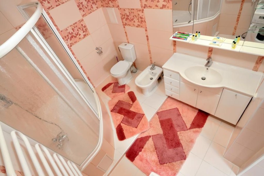 Отделка ванной и санузла в розовой гамме