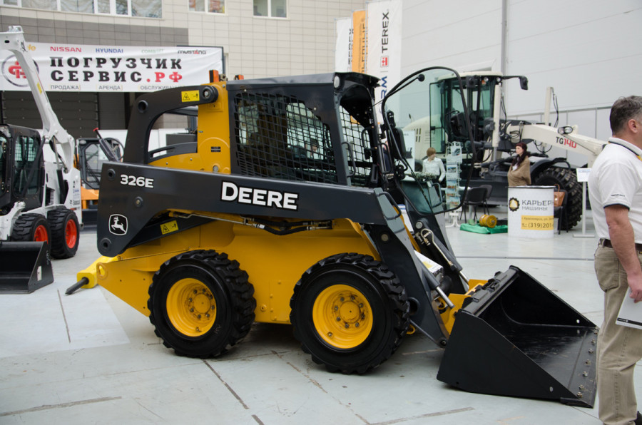 Погрузчик с бортовым поворотом John Deere 326E