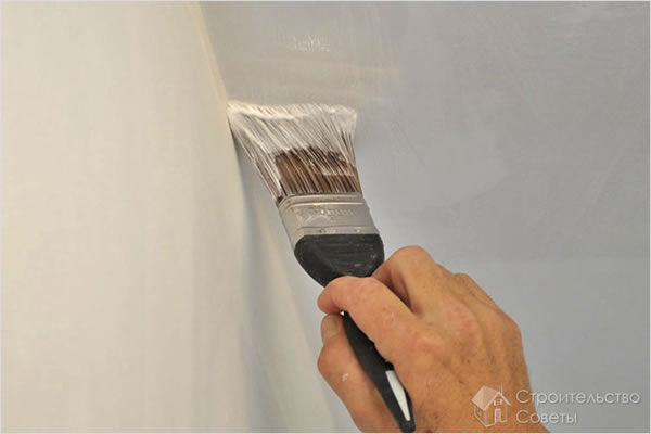 Покраска углов потолка