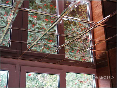 Потолок из зеркальной плитки