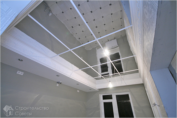 Потолок с зеркальной поверхностью