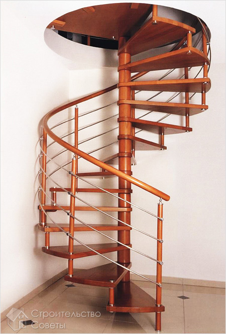 Простая деревянная винтовая лестница на больцах