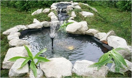 Пруд для дачи с небольшим фонтаном