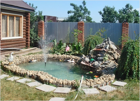 Пруд украшенный камнями