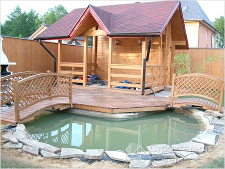 Пруд возле и вокруг беседки с мостиками