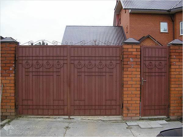 Распашные железные ворота