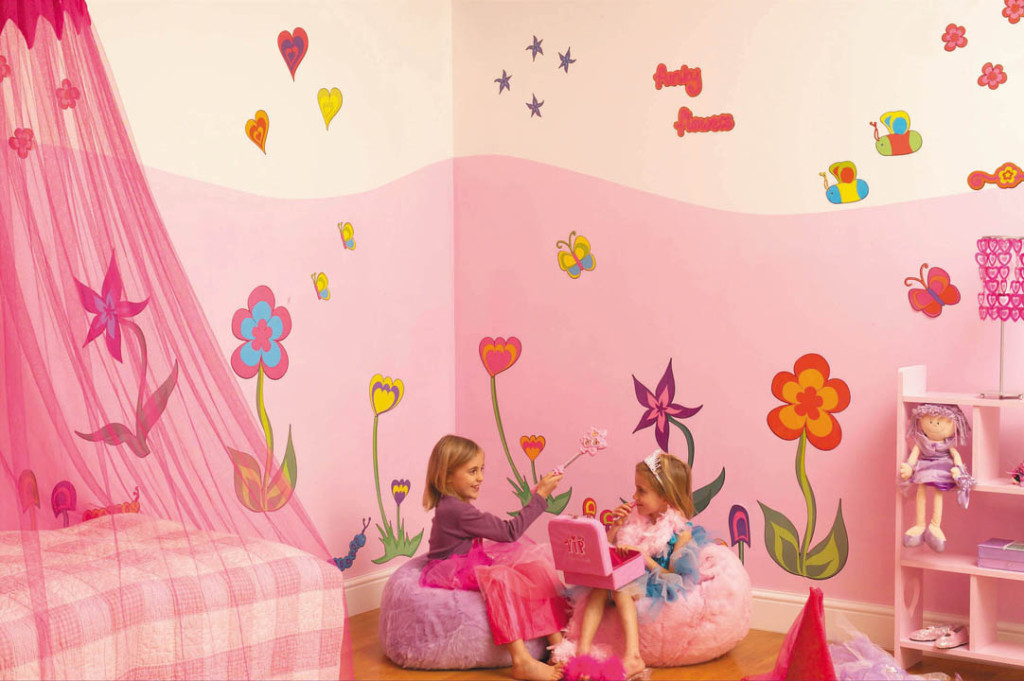 Розовые оттенки в обоях при оформлении детской для девочки