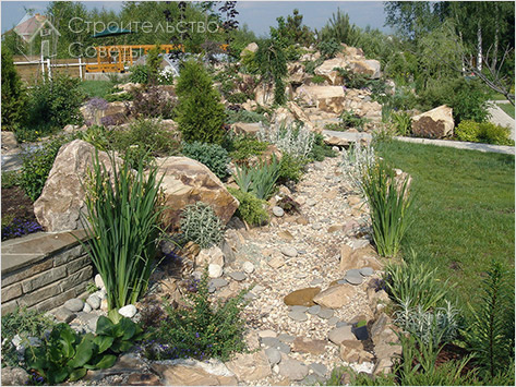 Крупные и мелкие камни в одной композиции