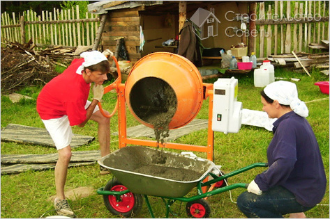 Ручная заливка фундамента