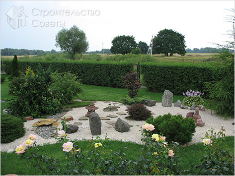 Сад камней среди газона
