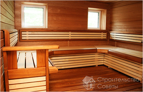 Сочетание дерева нескольких пород при внутренней отделке бани