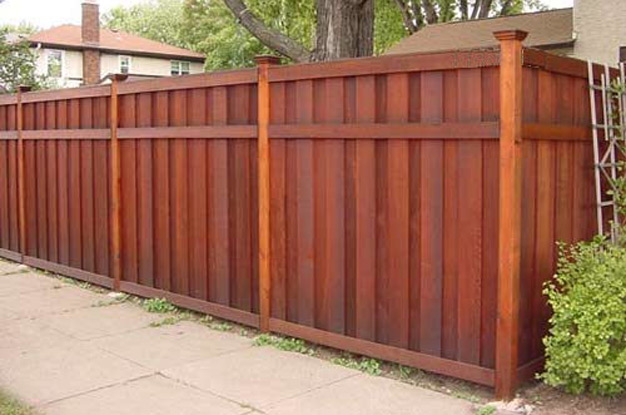 Сплошной деревянный забор