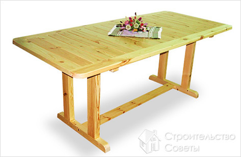 Стол из светлого дерева