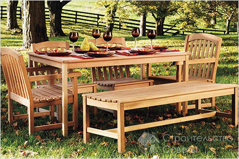 Обеденный стол и стулья во дворе